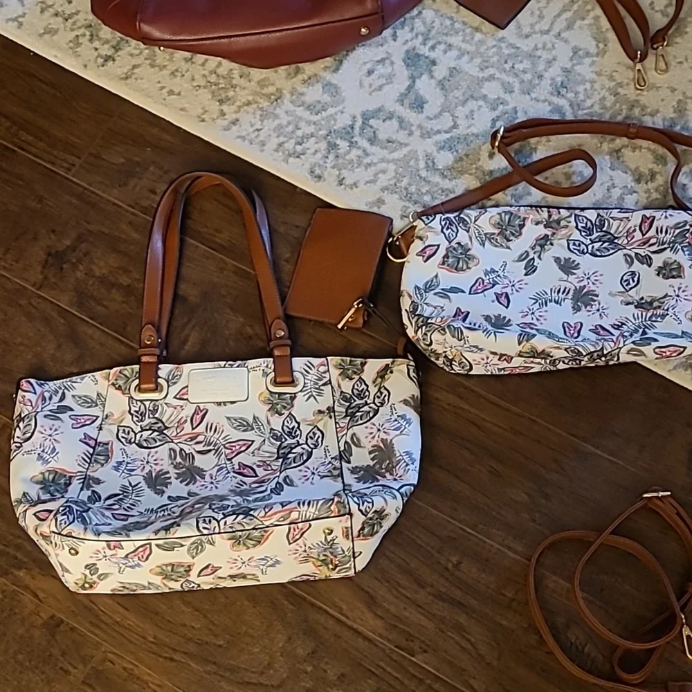 New condition vegan totes with attached coin purses and addtl matching bags - Picture 2 of 14